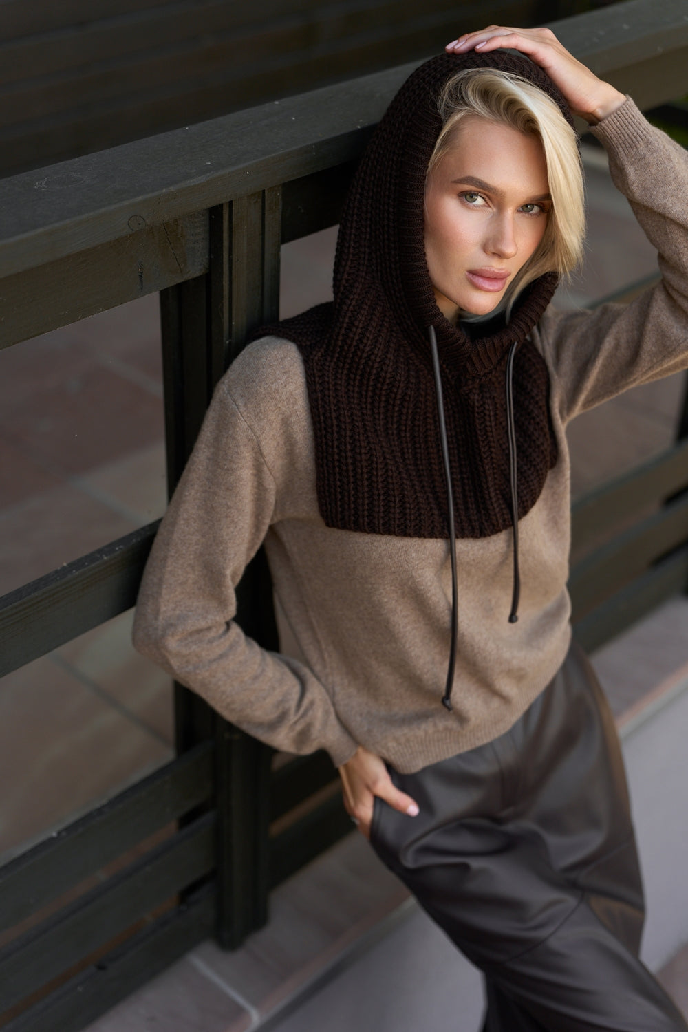 Glugă tricotată tip snood 4005 — ciocolată amară