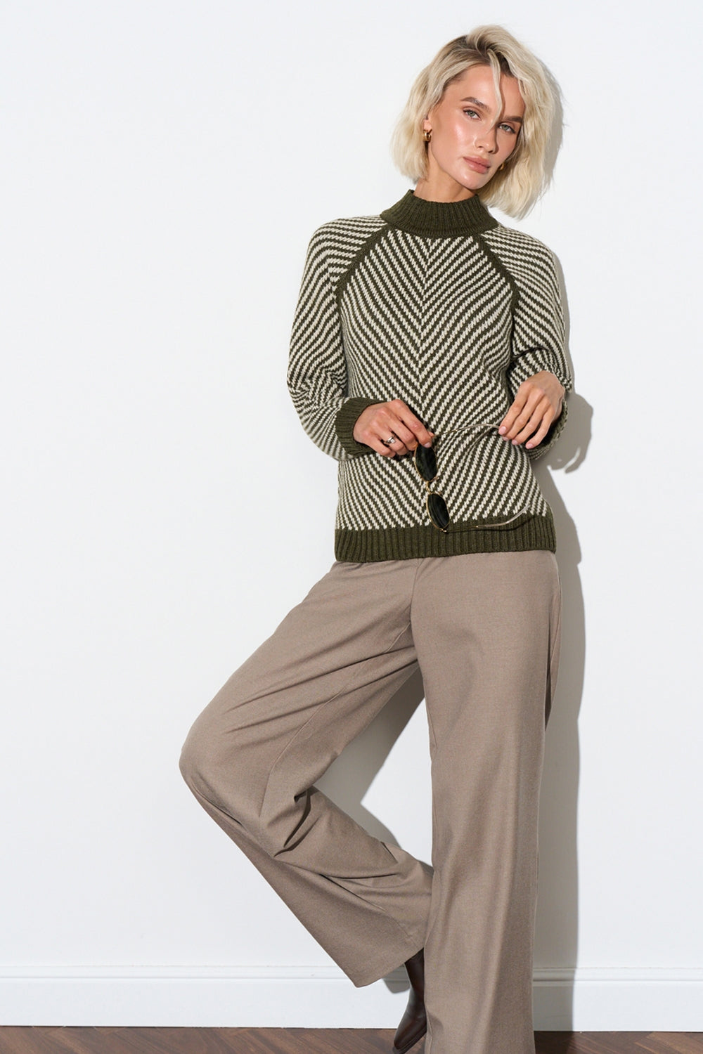 Pulover 2926 — kaki-natural
