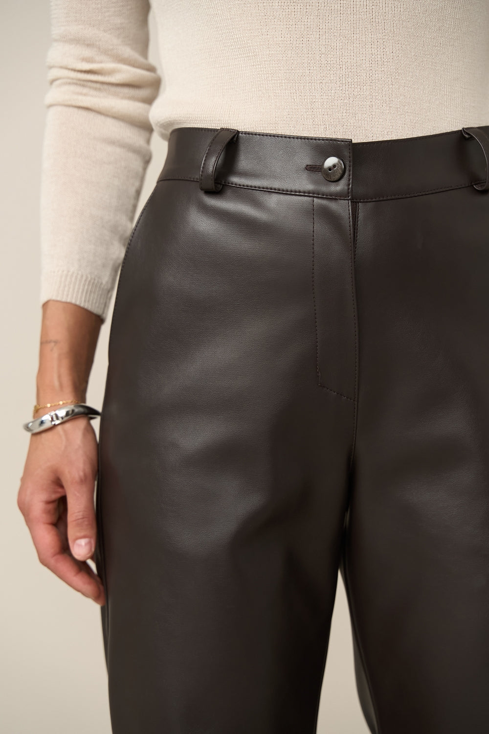 Pantaloni din piele ecologică 3076 — ciocolatiu rece