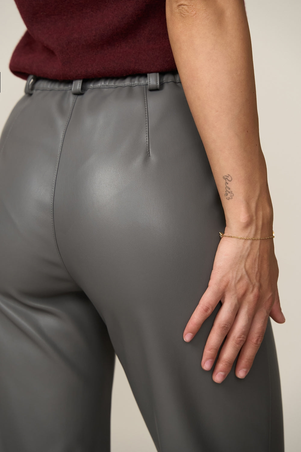 Pantaloni din piele ecologică 3076 — gri