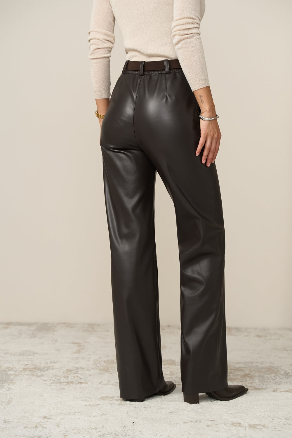 Pantaloni din piele ecologică 3076 — ciocolatiu rece