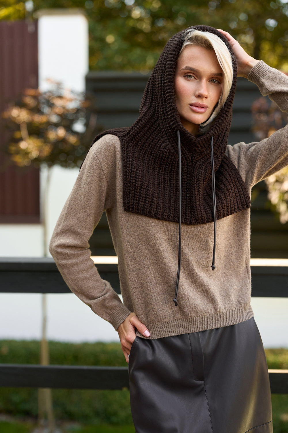 Glugă tricotată tip snood 4005 — ciocolată amară